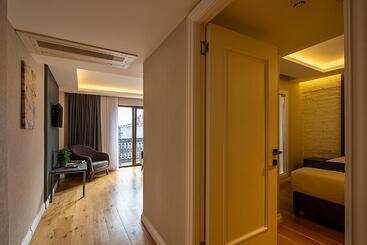 Moss Suites