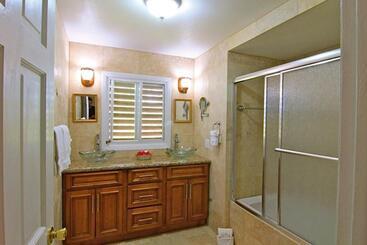 استراحتگاه Neptune Villas