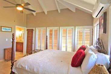 استراحتگاه Neptune Villas