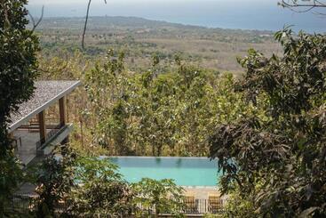 استراحتگاه Sanglung Villas & Suites