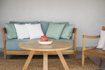 استراحتگاه Sanglung Villas & Suites