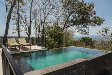استراحتگاه Sanglung Villas & Suites