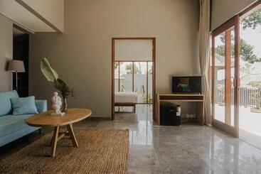 استراحتگاه Sanglung Villas & Suites