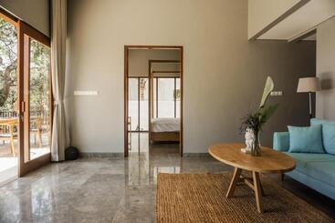 استراحتگاه Sanglung Villas & Suites