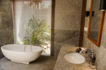استراحتگاه Sanglung Villas & Suites