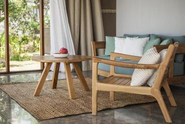 استراحتگاه Sanglung Villas & Suites