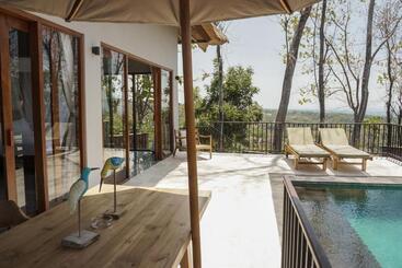 استراحتگاه Sanglung Villas & Suites