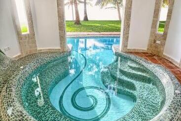 هتل The Maji Beach Boutique