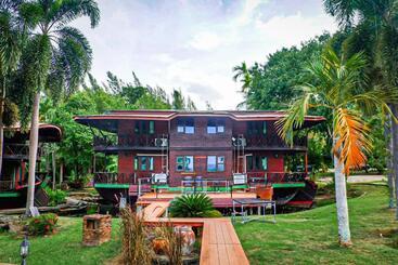 Kaengkrachan Boathouse Paradise Resort