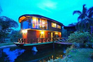 Kaengkrachan Boathouse Paradise Resort