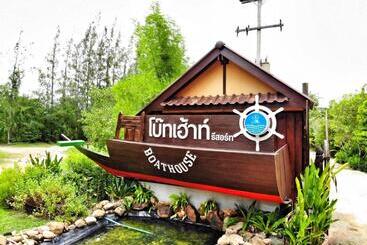 Kaengkrachan Boathouse Paradise Resort