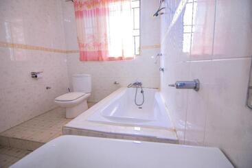 پانسیون Kiverly Guest House