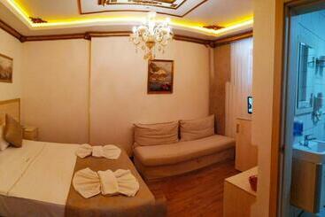 پانسیون Room In Guest Room Economic Double Rppm Basement In The Heart Of Old City