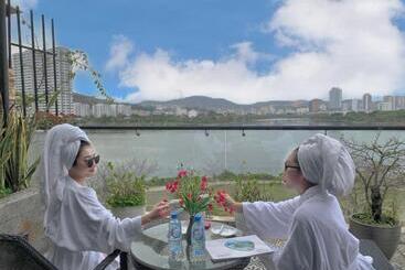 استراحتگاه Green Pearl Villa Ha Long
