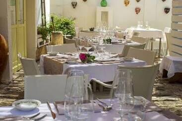 تختخواب و صبحانه Masseria Messapia Wine Resort & Spa