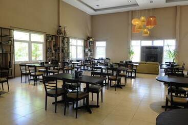 هتل Howard Johnson By Wyndham Funes