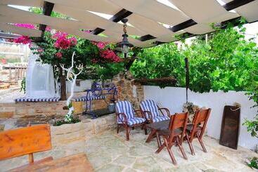 هتل Idili Traditional House