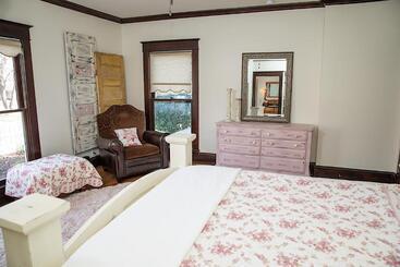 تختخواب و صبحانه Red Gate Inn
