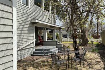 تختخواب و صبحانه Red Gate Inn