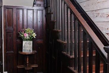 تختخواب و صبحانه Red Gate Inn