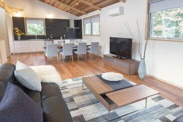 Bluebird Chalets By The Hakuba Collection