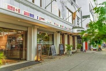 Kandy City Hotel By Earl S