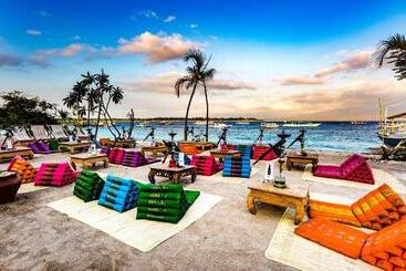 هتل Pesona Beach Resort & Spa