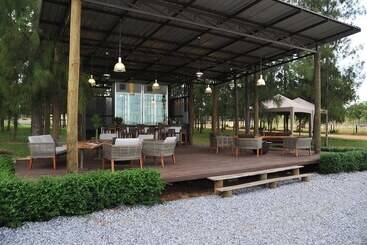 هتل The Farmhouse At Polo Escape