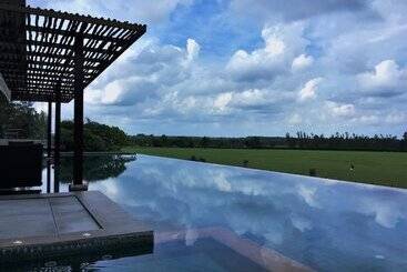 هتل The Farmhouse At Polo Escape