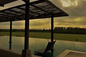 هتل The Farmhouse At Polo Escape