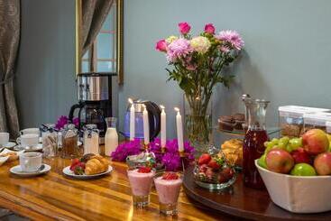 Пансион Zesty Guesthouse