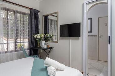 Пансион Zesty Guesthouse