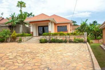 Bles Cottages - Lubowa
