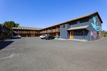 هتل Coast River Inn