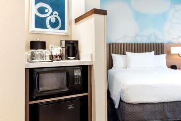 هتل Courtyard By Marriott Faro Blanco Resort