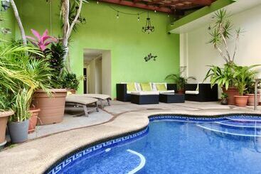 هتل La Guaria Inn & Suites