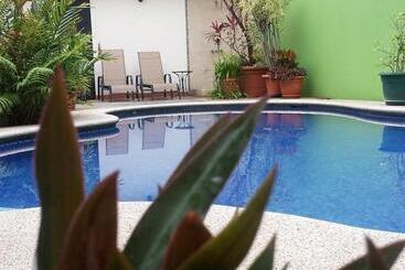هتل La Guaria Inn & Suites