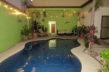 هتل La Guaria Inn & Suites