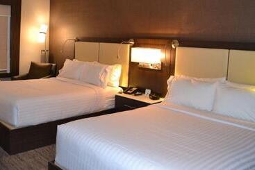هتل Holiday Inn Express & Suites Cold Lake, An Ihg