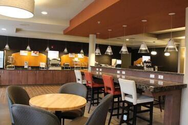 هتل Holiday Inn Express & Suites Cold Lake, An Ihg