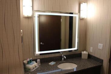 هتل Holiday Inn Express & Suites Cold Lake, An Ihg