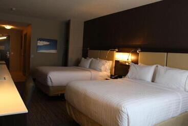 هتل Holiday Inn Express & Suites Cold Lake, An Ihg