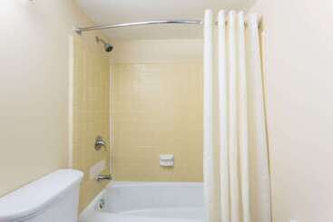 هتل Howard Johnson By Wyndham Virginia Beach At The Beach