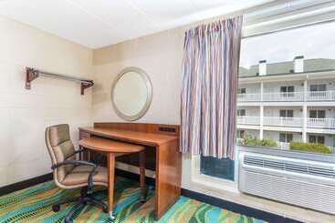 هتل Howard Johnson By Wyndham Virginia Beach At The Beach