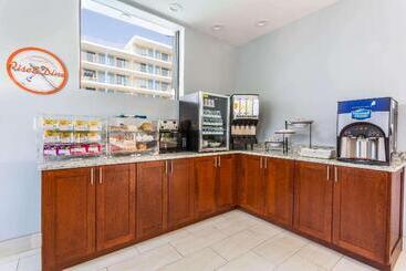 هتل Howard Johnson By Wyndham Virginia Beach At The Beach