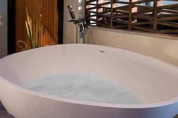 هتل Tamarind Hills Resort & Villas