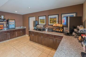هتل Landmark Suites  Williston