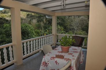 پانسیون Len & Leona Holiday Hideout