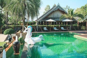 هتل Baan Baitan Resort