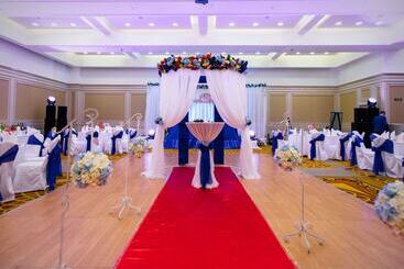 هتل Holiday Inn Aktau, An Ihg